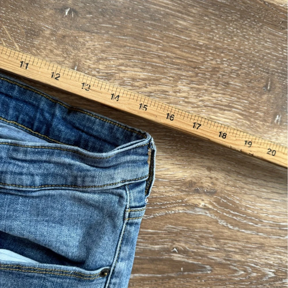 Universal Threads lightly distressed‎ cuffed Bermuda short. Sz 14WR